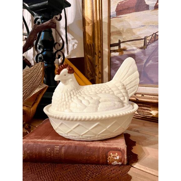 Vintage Westmoreland Mould Cream-Painted Milk Glass Large Hen on Nest – Red Acce - Picture 3 of 6